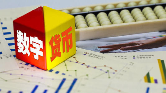 奇!柳树上长出青桐树:JDB电子(图3) JDB电子游戏官网